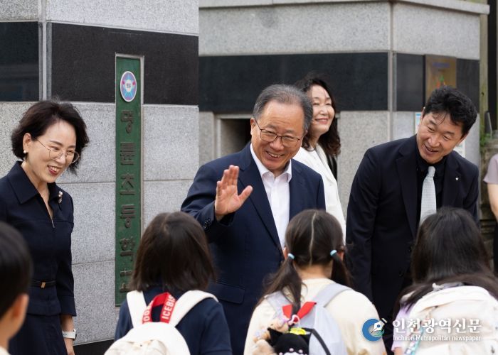 개학 등굣길 학생맞이 학교 방문 모습