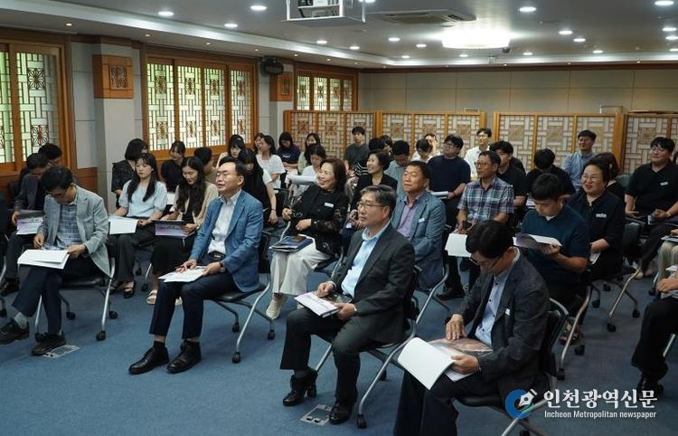 나주시가 최근 시청 이화실에서 ‘영산강 한반도지형 파노라마 전망대 제작 및 설치 사업’ 착수보고회를 진행했다.