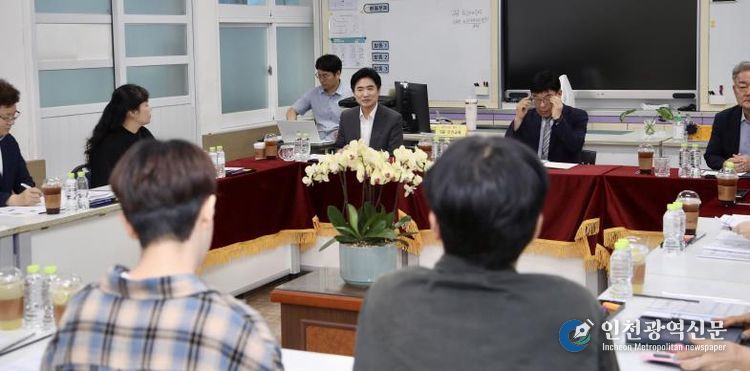 김대중 전라남도교육감과 무안초등학교 관계자들이 ‘학교 행정업무 경감’ 방안을 주제로 논의하고 있다.