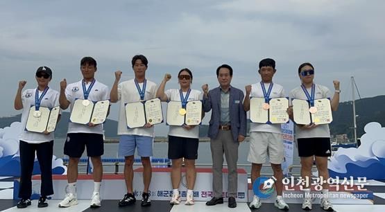여수시청 요트팀 김창주·이경진 선수가 지난 9월 4일부터 8일까지 경남 거제시 일원에서 열린 ‘제23회 해군참모총장배 전국요트대회 겸 국가대표 선발전’에서 470급 혼성 금메달을 수상했다(왼쪽에서 세 번째, 네 번째).