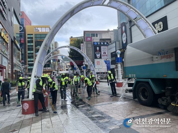 부산 중구, 환경공무직 비프광장 대청결활동 실시