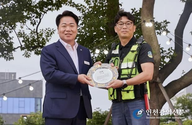 한들물빛도시 총연합회 안영진 회장이 오세현 아산시장에게 감사패를 전달하는 모습