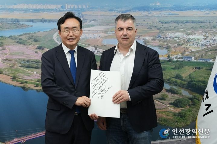 윤병태 나주시장은 16일 ‘나주글로벌에너지포럼 2025’ 기조연설을 위해 나주시를 방문한 2010년 노벨물리학상 수상자 콘스탄틴 노보셀로프 교수(오른쪽)와 만나 환담했다.