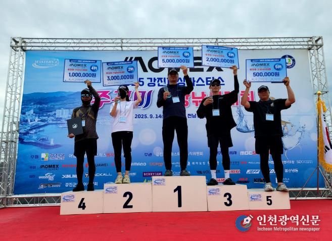 대회 참여를 위해 선수들이 선박으로 오르는 모습과 수상자들.