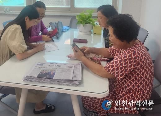 군민들이 보건소에서 워크온 사용법에 대해 듣고 있다.