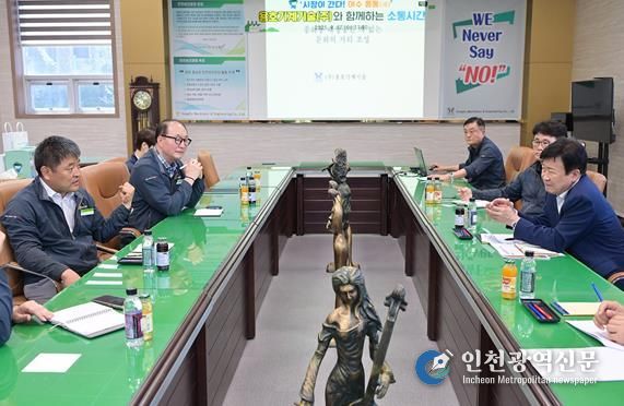 정기명 여수시장이 지난 17일 여수국가산단 내 용호기계기술을 방문해 석유화학 경기침체로 어려움을 겪고 있는 기업 현장을 점검하고 임직원들을 격려했다.