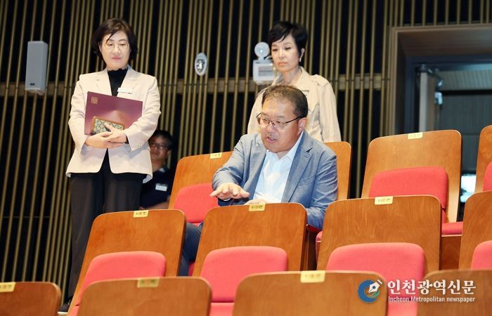 장금용 창원시장 권한대행이 진해구 주요 사업 현장을 점검하고 있다