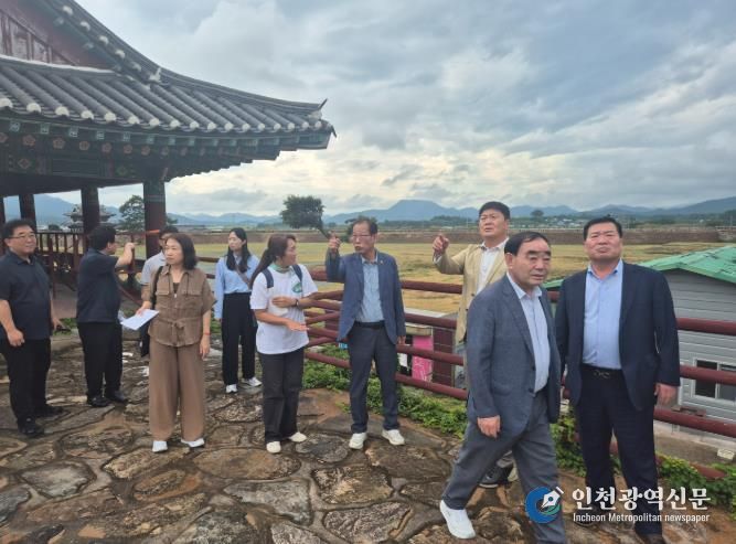 울산시의회 방문단이 병영면 도시재생사업 현장을 둘러보는 모습