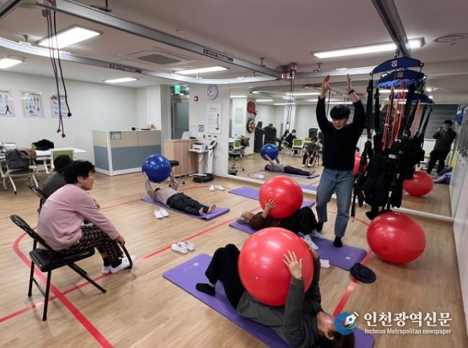 고령자 복지주택에서 입주민을 대상으로 여러 프로그램을 진행하고 있다.