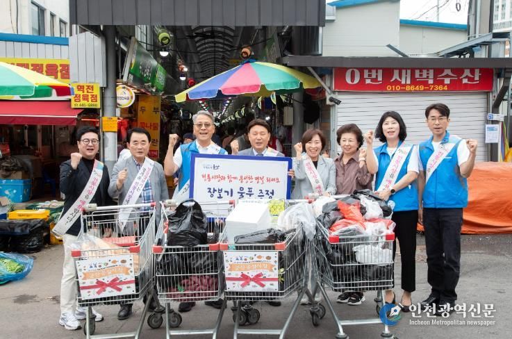 강임준 군산시장, 추석 맞아 전통시장 장보기…상인들 만나 격려