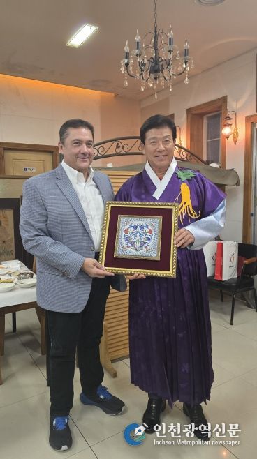 무랏 타메르 주한 튀르키예대사(왼쪽)와 박범인 금산군수(오른쪽)이 기념사진을 찍고 있다.