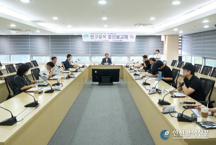 천안시는 23일 시청 중회의실에서 사회적경제 5개년 육성계획 수립 연구용역 중간보고회를 개최했다.