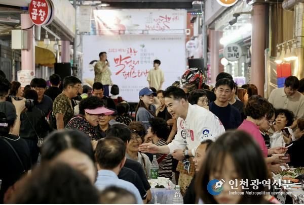 오언석 도봉구청장(가운데)이 지난 13일 열린 제1회 창동 막걸리 페스티벌에 참석해 지역 주민과 인사를 나누고 있다.