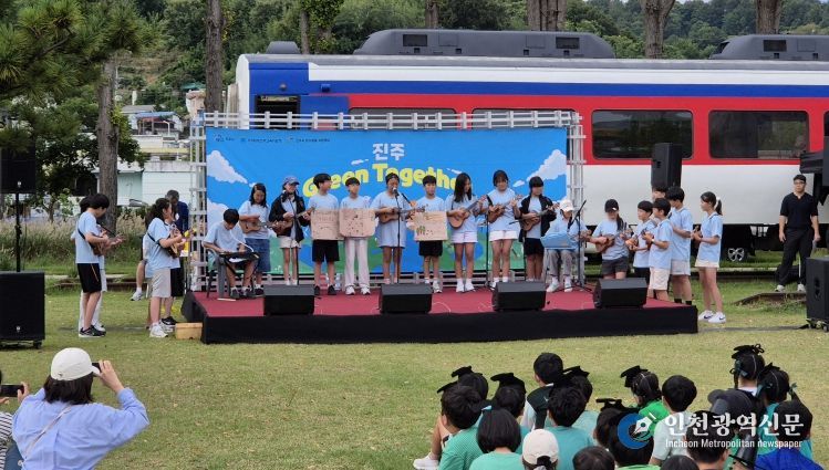충무공초등학교 우쿨렐레 동아리 학생 23명이 ‘어떤 일도 이겨낼지’ 공연 사진