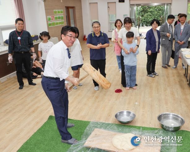윤건영 충북교육감, 현양원 아이들과 함께 명절맞이 놀이 즐겨