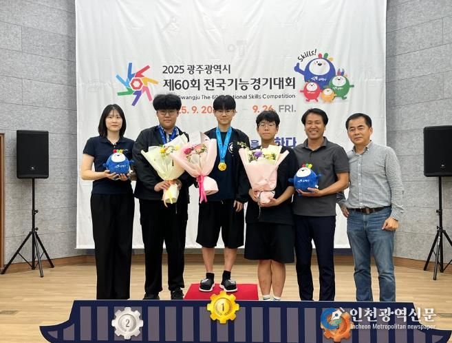 광주선수들, 제60회 전국기능경기대회서 역대급 쾌거- 사이버보안 금은 장려 수상자(왼쪽부터 지도교사, 은상, 금상, 장려상, 자동화설비마이스터고 교장, 행정실)