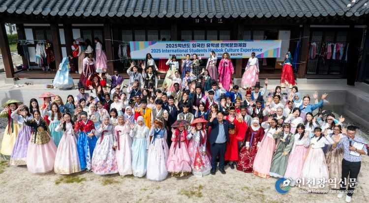 경상국립대학교(GNU)가 민족 최대의 명절 추석을 앞두고 9월 26일 오후 2시 예절교육관에서 유학생을 대상으로 한복 문화 체험을 마련했다.