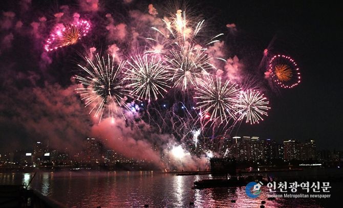 '2025 서울세계불꽃축제'가 27일(토) 오후 여의도한강공원 일대에서 열렸다.