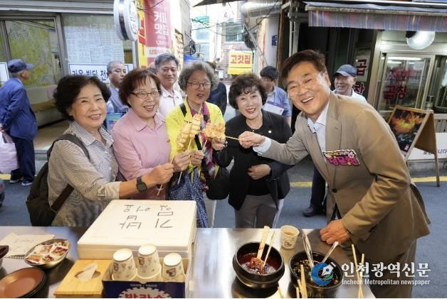 추석을 앞두고 창신골목시장을 찾은 정문헌 종로구청장