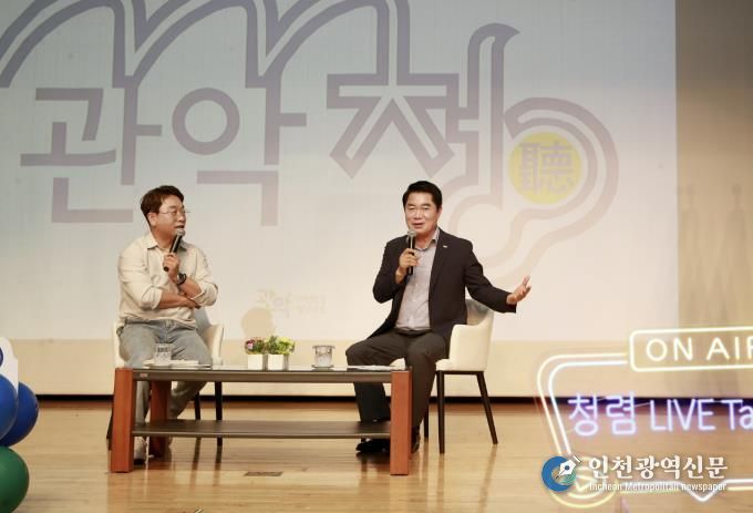 주민들의 건의사항에 대해 즉석에서 답변하고 있는 박준희 관악구청장