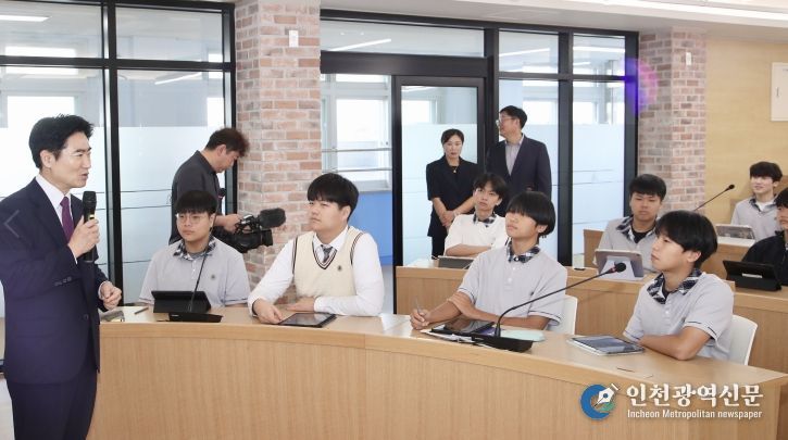 김대중 교육감이 3학년 교실을 찾아 수험생을 격려하고 있다.