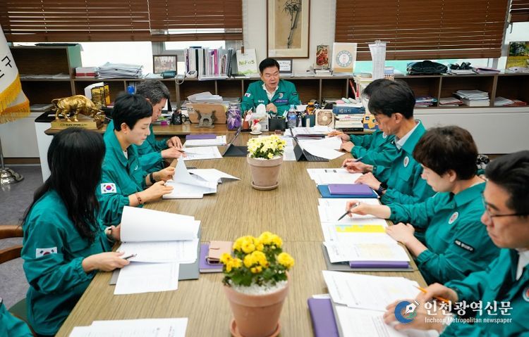 이필형 동대문구청장(사진 가운데)이 재난안전대책본부 회의를 주재하고 있다.