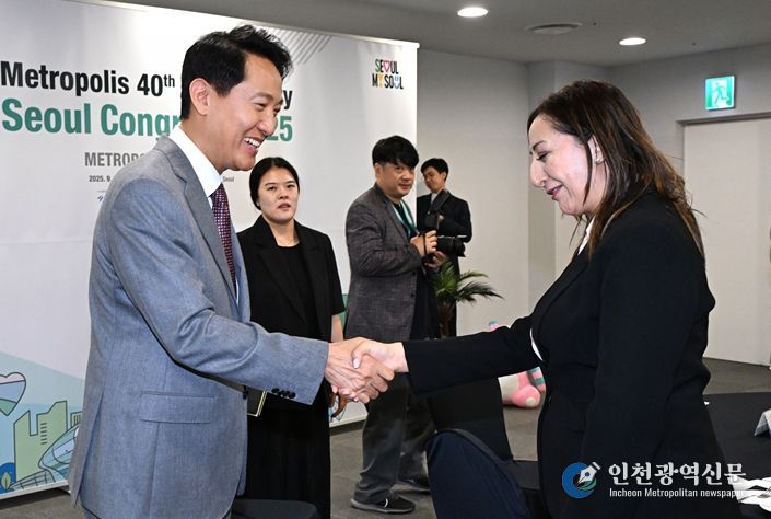 오세훈 서울시장이 29일 동대문디자인플라자(DDP)에서 열린 '2025 세계대도시협의회 창립 40주년 기념 서울 총회' 개회식에 앞서 의장인 파티하 엘 무드니 모로코 라바트 시장(오른쪽)과 악수하고 있다.