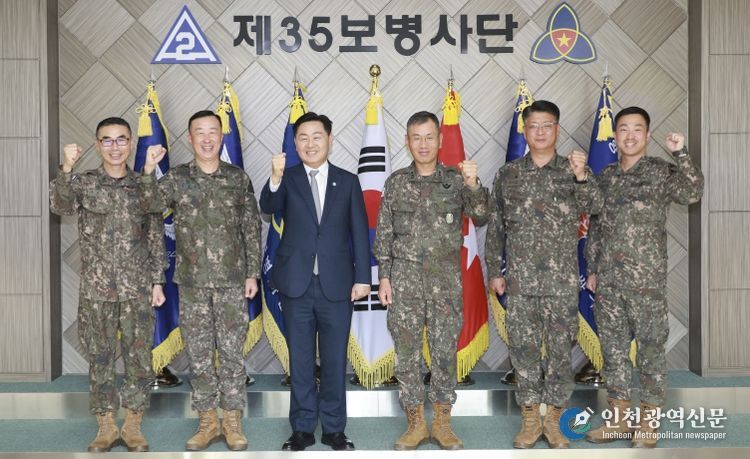 29일 추석 명절을 앞두고 김관영 도지사가 육군 제35보병사단을 방문하여 김광석 35사단장에게 지역 안전 수호에 감사의 마음을 전하고 있다.