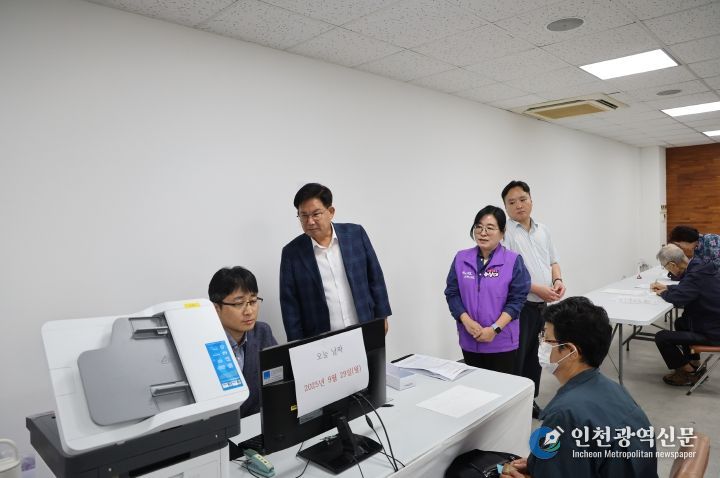 망원1동 주민센터 현장을 살피고 있는 박강수 마포구청장