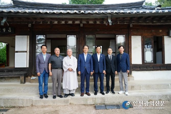 간담회 참석자들이 기념 촬영을 진행하고 있다.(우측 세 번째 이승로 성북구청장, 네 번째 권오을 국가보훈부장관)