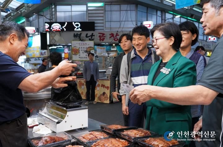 이순희 강북구청장이 관내 전통시장을 방문해 상인들과 소통하고 있다.