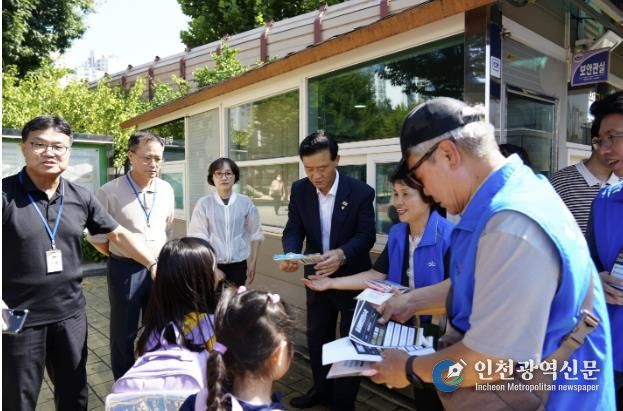 이승로 성북구청장(왼쪽 네 번째)과 관계자들이 숭덕초등학교 정문에서 아동학대, 유괴 예방 캠페인을 벌이고 있다