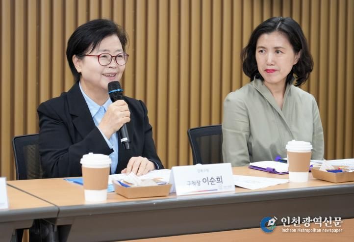 이순희 강북구청장(왼쪽)이 지난 26일 강북구 가족센터에서 진행된 간담회에서 관계자들과 이야기를 나누고 있다.