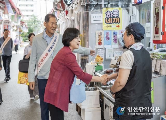 지난 22일 강동구 성내전통시장에서 이수희 강동구청장이 상인들과 만나 격려하고 있다.