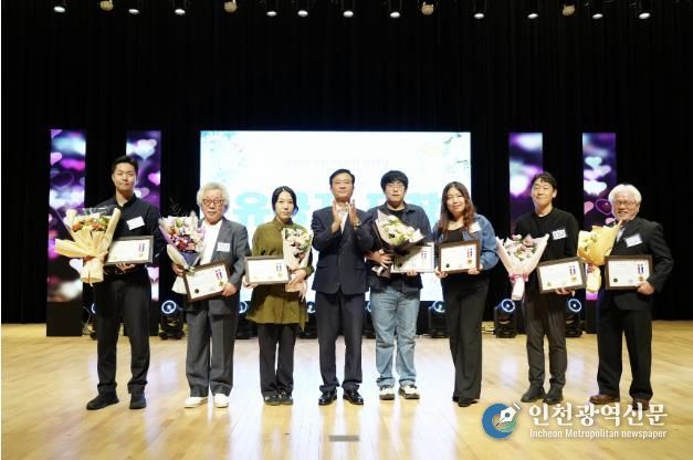 이승로 성북구청장(왼쪽 네 번째)과 표창 수여자들이 기념촬영을 하고 있다