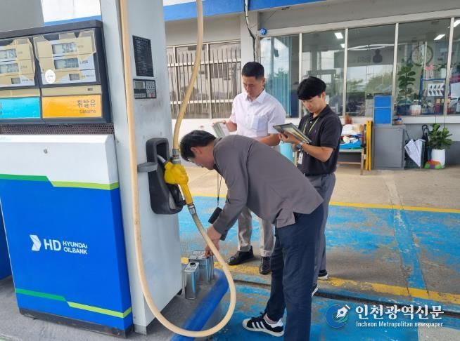 품질 및 정량 검사를 위해 석유제품을 채취하는 모습이다.