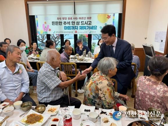 추석명절 어르신 위문 행사에서 강진원 군수가 일일이 격려의 말을 건네고 있다.