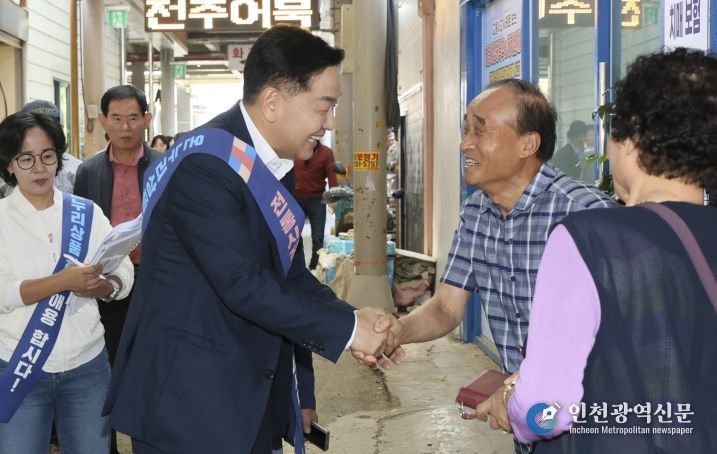 추석 명절을 앞둔 1일 김관영 전북특별자치도지사가 전주 신중앙시장을 찾아 상인들과 간담회를 갖고 전통시장 장보기 행사를 갖고 있다