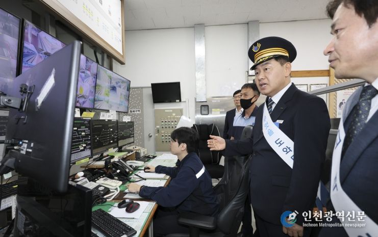 1일 전주역에서 김관영 전북특별자치도지사가 명절을 맞아 고항을 찾은 귀성객들에게 전주 하계올림픽 유치를 위한 현장 홍보와 환영인사를 하고 있다 이날 행사는 코레일의 '일일 명예역장 체험행사'와 연계해 진행됐다