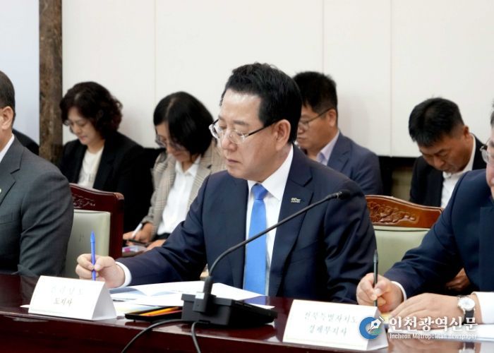 김영록 전라남도지사가 1일 오후 김민석 국무총리(위원장)를 비롯한 관계 장관, 지자체, 위촉위원들이 참석한 가운데 정부서울청사에서 열린 ‘제1차 국가기간 전력망 확충 위원회’에서 모두발언을 경청하고 있다.