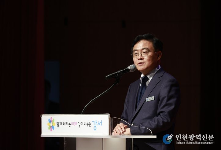 진교훈 강서구청장이 1일 오후 강서구민회관에서 열린 ‘제29회 노인의 날 기념행사’에 참석해 기념사를 하고 있다.