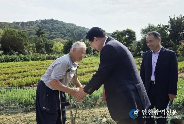 지난 1일 이완섭 서산시장이 팔봉면에 거주하는 중증장애인 가정을 방문해 위문품을 전달하고 안부를 살폈다.