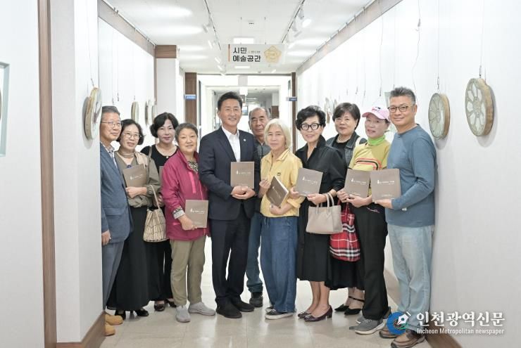 공주시의회 시민예술공간, ‘흙사랑 도예가회’ 철화분청 도자기 전시