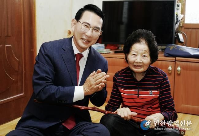지난 14일 이완섭 서산시장이 성연면 평리에 거주하는 이상희 어르신께 청려장을 전달했다.
