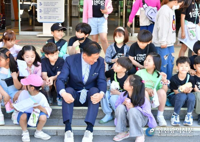 김한종 장성군수가 지난해 봄 군청사 앞에서 장성중앙초등학교 학생들과 이야기를 나누고 있다. 장성군 제공