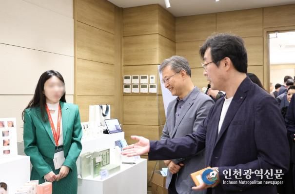 지난 7월 15일 개최된 G밸리 해외바이어 초청 수출상담회에서 장인홍 구로구청장(사진 왼쪽 두 번째)이 관계자의 설명을 듣고 있다.