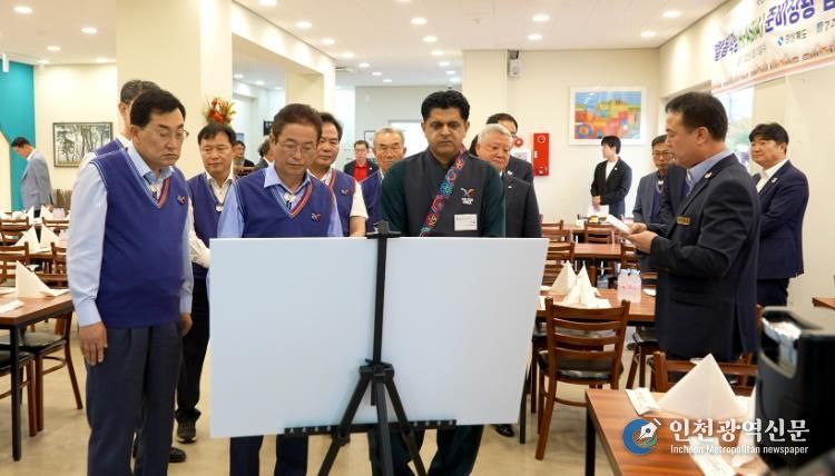 주낙영 경주시장(왼쪽 첫 번째)이 15일 하이아시아 경주점에서 할랄음식점 운영 점검을 하고 있다