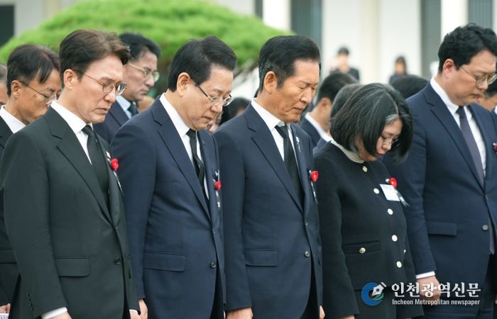 김영록 전라남도지사가 19일 구례군 지리산역사문화관에서 열린 ‘여순사건 제77주기 합동추념식’ 행사에서 김민석 국무총리, 정청래 민주당 대표 등 국회의원들과 희생자들에 대한 묵념을 하고 있다.