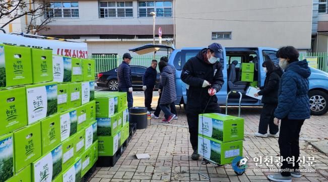 작년에 열린 절임배추 직거래 행사에서 구로구 주민이 절임배추를 받고 있다.