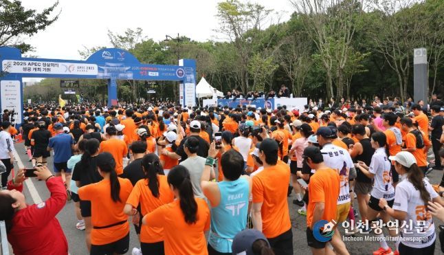 18일 오전 경주시민운동장에서 열린 ‘동아일보 2025 경주국제마라톤대회’ 출발 신호와 함께 참가자들이 힘차게 출발하고 있다